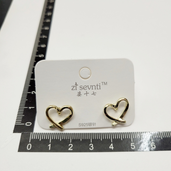 Brand New Gold Tone Hearts Earrings - Picture 5 of 5